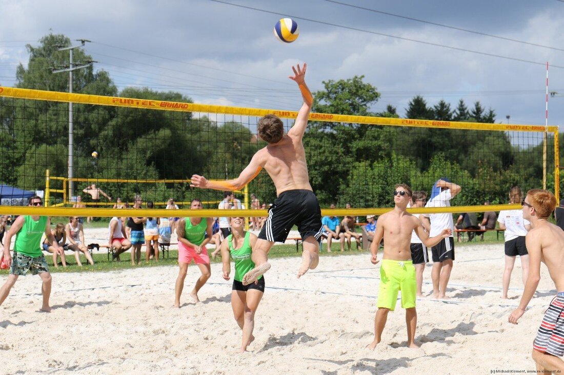 Grafenwöhr. Zwei Tage, fünf Beachfelder, 52 Mannschaften: Wenn der SV Grafenwöhr zum Waldbadcup ruft, dann kommen die Beachvolleyballer in Scharen angereist! Der Waldbadcup steht nicht nur für sportliche Begeisterung, sondern [&hellip;]