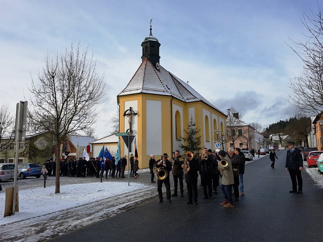 Neudorf bei Luhe. Ein langer Kirchenzug zog sich am Barbaratag zur Kirche St. Barbara durch Neudorf. Anlass hierfür war das Patroziniumsfest der Schutzheiligen St. Barbara. Auch die Vereine aus gesamten [&hellip;]