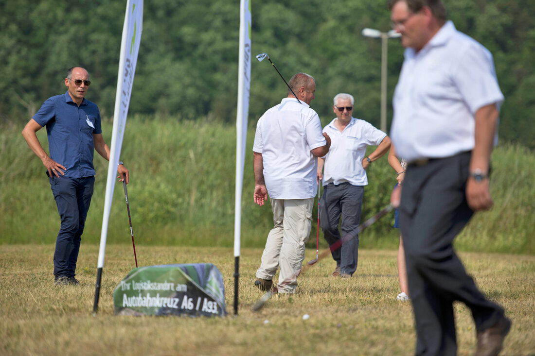 Luhe-Wildenau. Bei strahlendem Sonnenschein und schönstem Sommerwetter starteten rund zwanzig Teilnehmer am Golfplatz in Schwanhof, um die Gewerbeflächen in der Region kennenzulernen. Mit Golfausrüstung und erfahrenen Coaches vom jäba-Golfshop aus Luhe-Wildenau, Marco [&hellip;]