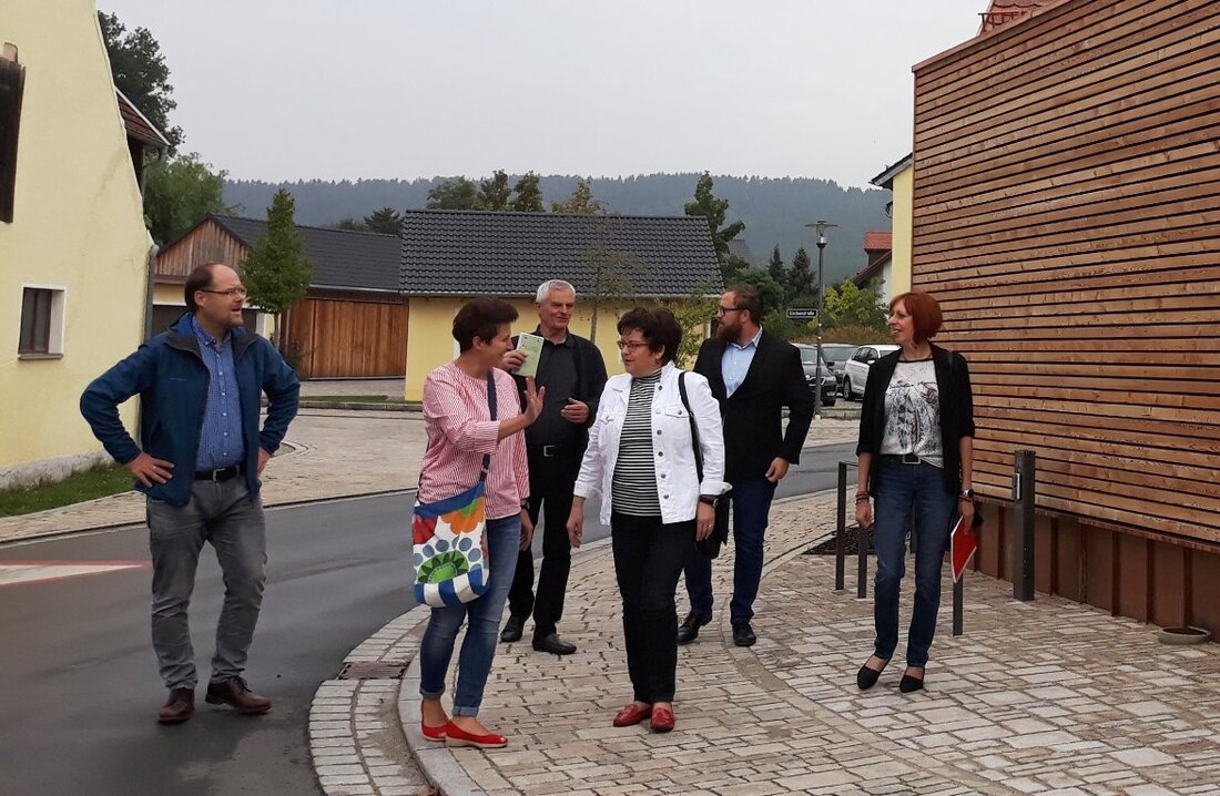 Schwarzenbach. In Schwarzenbach läuft es gut, dennoch warten noch Herausforderungen. SPD-Landtagskandidatin Jutta Deiml und Bezirkstagskandidatin Brigitte Scharf verschafften sich bei Bürgermeister Thorsten Hallmann und einigen SPD Gemeinderäten einen Überblick. Von [&hellip;]