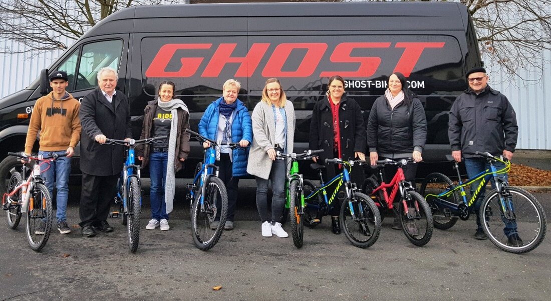 Tirschenreuth. Kürzlich beschenkte die Firma GHOST aus Waldsassen das Kreisjugendamt. Die Spende ging dabei direkt weiter an bedürftige Kinder und Jugendliche. Mitarbeiterinnen des Sozialdienstes, der Jugendamtsleiter Emil Slany und der [&hellip;]