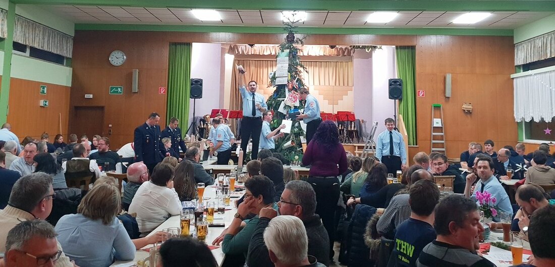 Oberwildenau. Ein reichlich geschmückter Christbaum, tolle Sachpreise und zahlreiche Besucher – die Christbaumversteigerung der Feuerwehr Oberwildenau war auch in diesem Jahr wieder ein voller Erfolg. Von Sebastian Hartl Im fast [&hellip;]