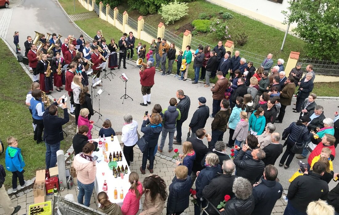 Parkstein. Einmal ein Musiker, immer im Takt: Pfarrer Josef Hausner – ehemaliges Mitglied der Jugendblaskapelle – hat noch immer Rhythmus im Blut. Das bewies er bei einem Standkonzert.  Von Doris [&hellip;]