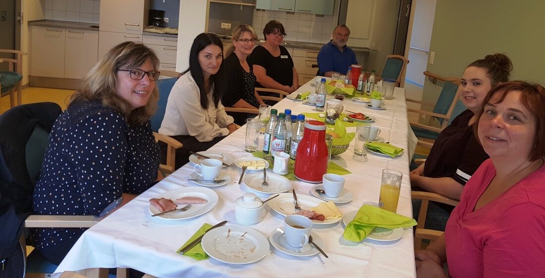 Fuchsmühl/Waldershof.„Herzlich Willkommen bei Sozialteam“ hieß es am ersten Ausbildungstag in den Senioren-Servicehäusern Fuchsmühl, Waldershof, Neusorg und Hainsacker und den beiden ambulanten Pflegediensten, PflegeMobil. Für insgesamt 15 Auszubildende hat ein neuer [&hellip;]