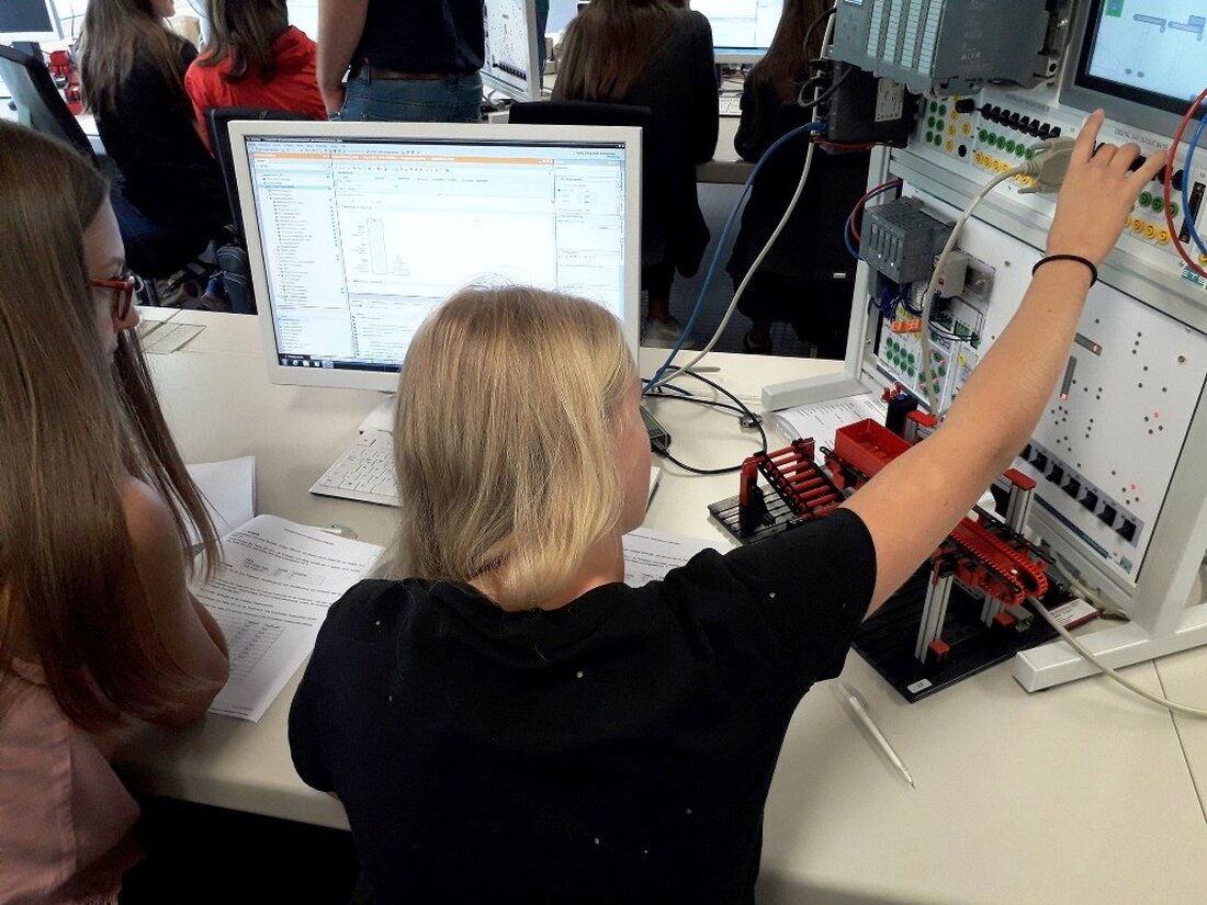 Weiden. MINT (Mathematik, Informatik, Naturwissenschaften, Technik) und Mädchen passen nicht zusammen? Dass dieses Vorurteil nicht stimmt, beweist das Projekt „MINT-Mädchen“ der OTH Amberg-Weiden, das mit seinem MINT-Coaching-Programm nun in die zweite [&hellip;]