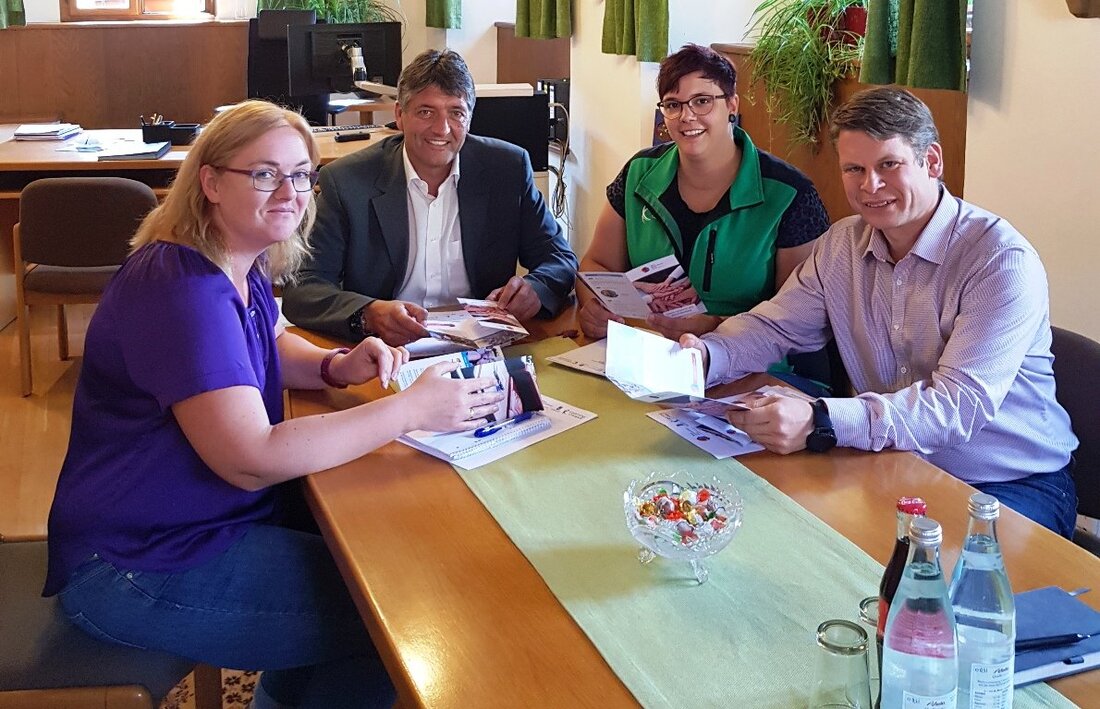 Grafenwöhr. Das Team der Sozialen Stadt und des Mehrgenerationenhauses Grafenwöhr traf sich mit Bürgermeister Edgar Knobloch um sich mit ihm abzustimmen. Bei dieser Gelegenheit wurden auch gleich die neuen Flyer [&hellip;]