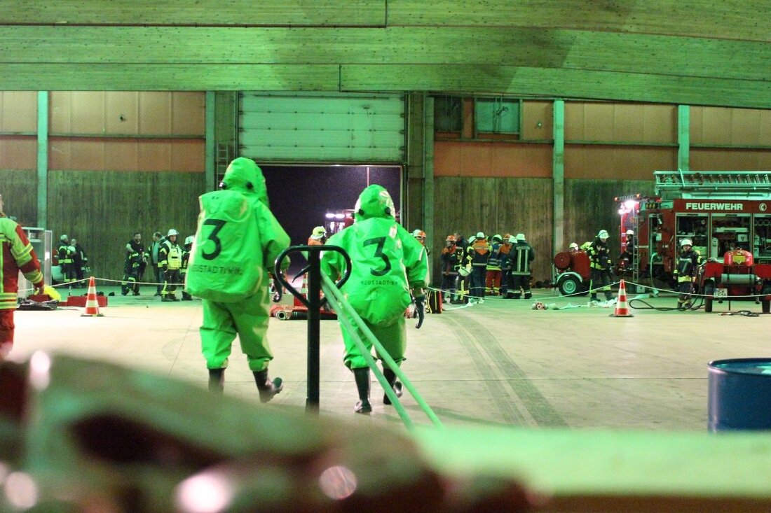 Floß. Drehleiter, Löschfahrzeuge, Drohne – die komplette Neustädter Feuerwehr rückte diese Woche mit schwerem Gerät aus. Nach Floß in die Chipsyhalle. Zusammen mit den Floßern wurde dort der Einsatz mit [&hellip;]