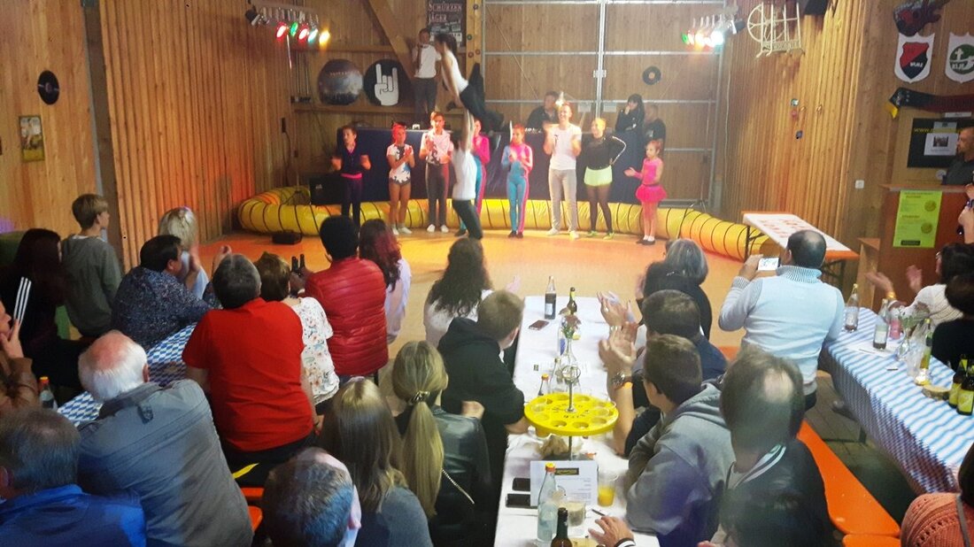 Wurz. Einen hervorragenden Abschluss bildete wieder die Zwickl-, Oldie- und Schlager-Nacht in der Wurzer O`Schnitt-Halle. Damit ist die Festsaison für 2019 beendet und die Vereinsmitglieder können sich auf die Winterpause [&hellip;]