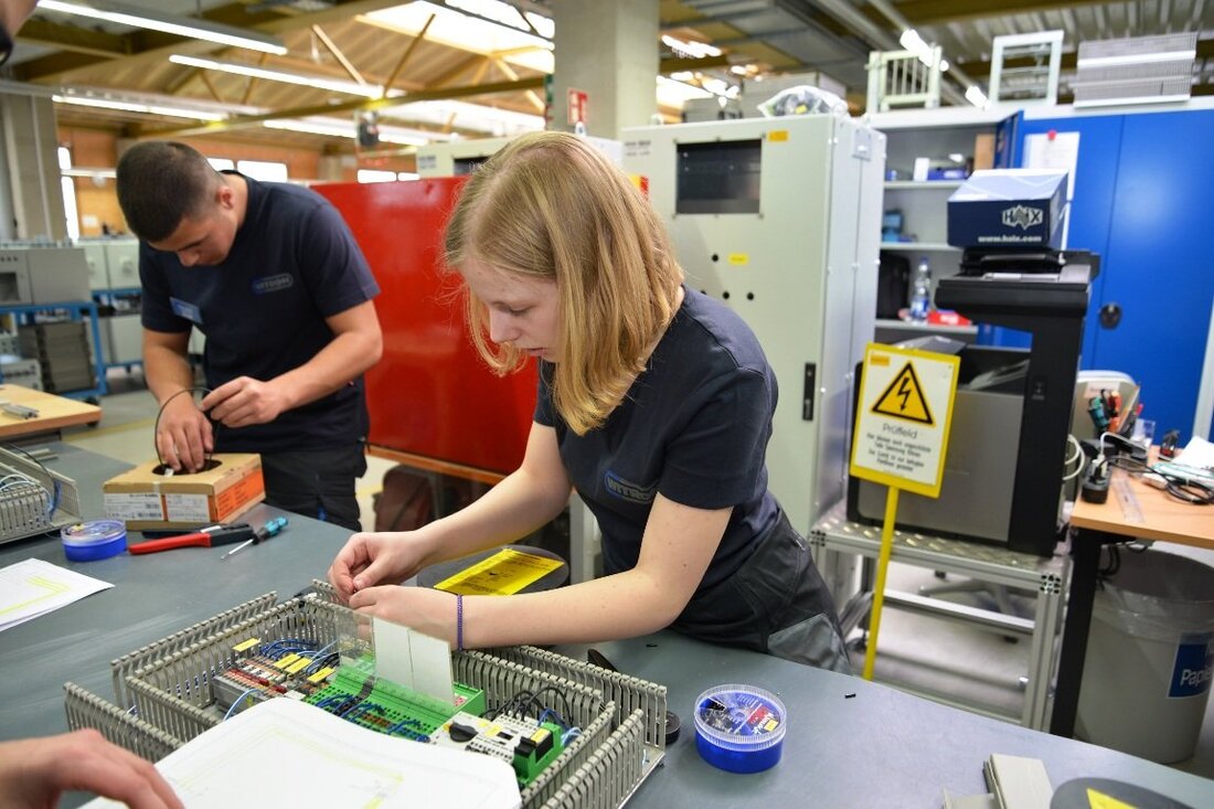 Parkstein. Bereits während der Schulzeit ins Arbeitsleben hineinschauen? Dazu bekamen 13 Jungs und Mädchen die Gelegenheit. Das Programm „Young Talents Elektro/Mechanik“ der WITRON Gruppe findet jedes Jahr in den Osterferien [&hellip;]