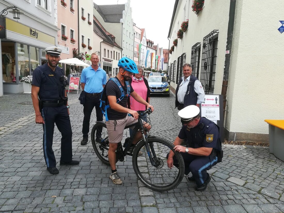 Weiden. Der Stadtrat hat schon im vergangenen Jahr die Problematik der “schnellen Radfahrer” in der Fußgängerzone angesprochen – denn hier darf man nur Schrittgeschwindigkeit fahren. Deshalb kontrollierte die Polizei jetzt [&hellip;]