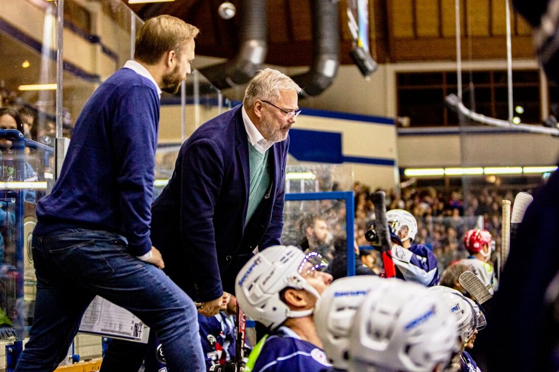 Weiden. Nächste Weichenstellung bei den Blue Devils Weiden: Nachdem in der vergangenen Woche die Vertragsverlängerung des Kontingentstürmers Tomáš Rubeš vermeldet werden konnte, hat nun auch Trainer Ken Latta ein Arbeitspapier [&hellip;]