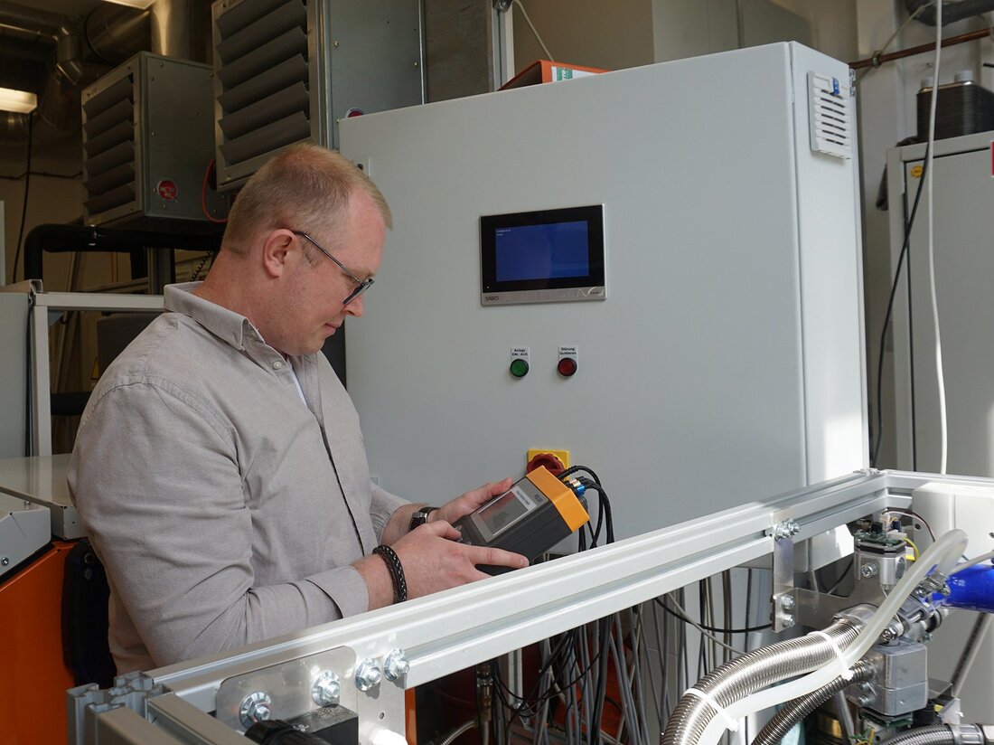 Weiden. An der OTH Amberg-Weiden forschen Wissenschaftler derzeit daran, den Energiebedarf ohne Atomkraft zu bewerkstelligen. Sie wollen den Betrieb von Mikro-Blockheizkraftwerken unter ökologischen sowie ökonomischen Gesichtspunkten optimieren. Die Energiewende zählt [&hellip;]