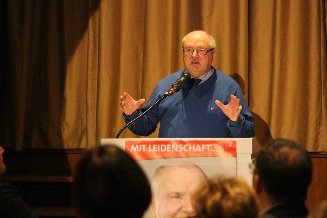 Vohenstrauß. Die SPD im Landkreis Neustadt an der Waldnaab biegt auf die Wahlkampfzielgerade ein: Bei ihrer Versammlung in Vohenstrauß zeigen sich die Genossinnen und Genossen geschlossen. Fast – denn ihr [&hellip;]