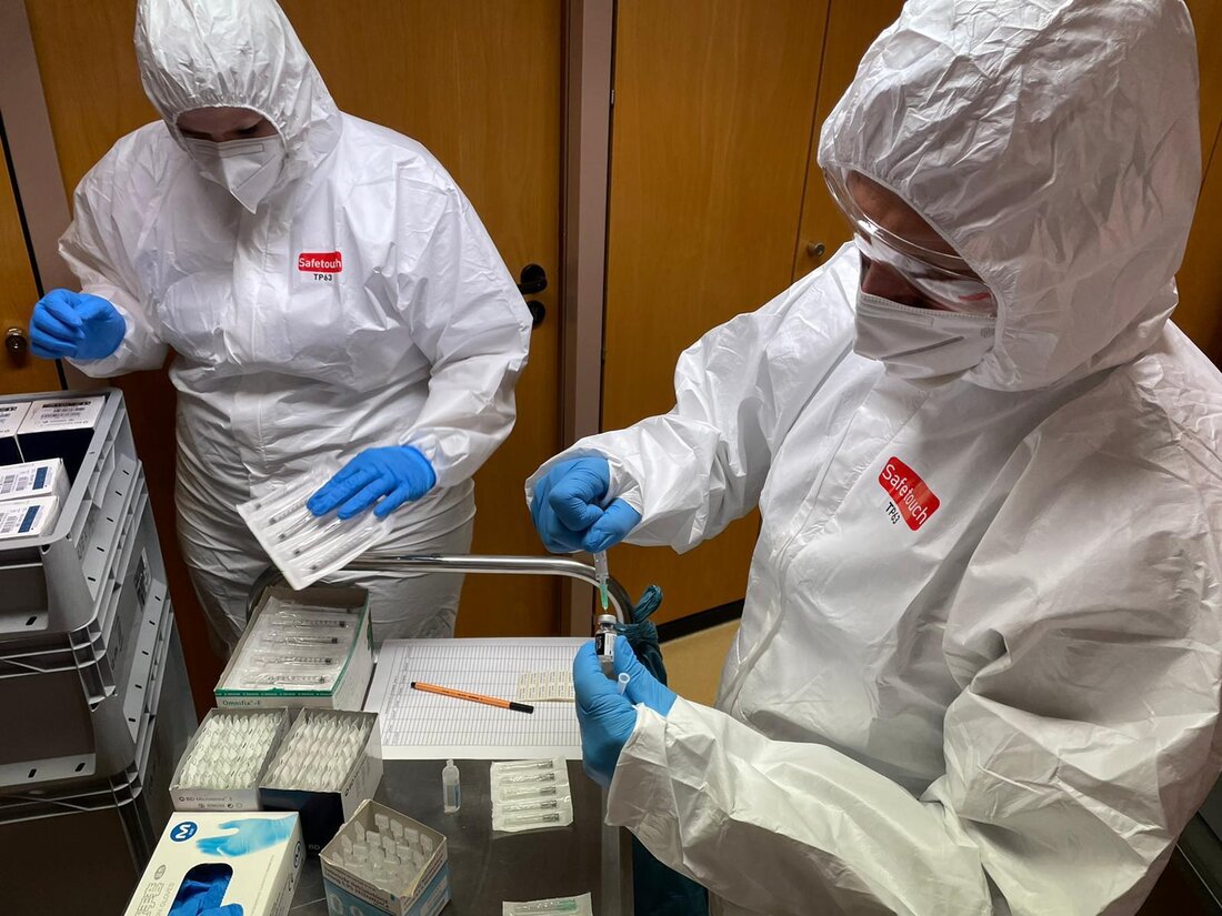 Weiden. Am Sonntag, 27. Dezember 2020 wurde der erste Impfstoff gegen das Corona-Virus vom gemeinsamen Impfzentrum Weiden-Neustadt aus verteilt. BRK Geschäftsführer Sandro Galitzdörfer hatte den Transport nach Weiden i.d.OPf. bereits [&hellip;]