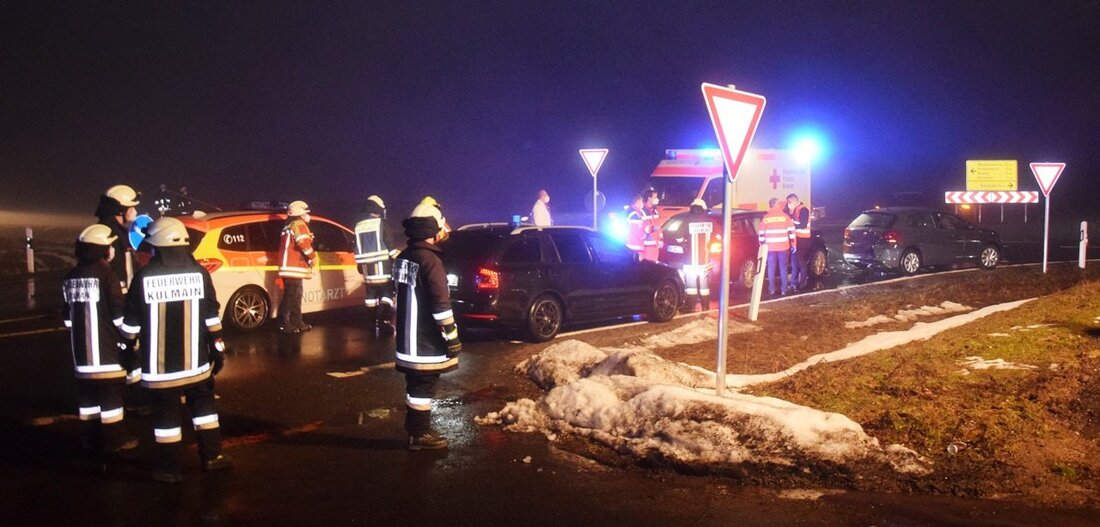 Kulmain/Kemnath. Hoher Sachschaden durch drei stark demolierte Autos waren die Folge eines Auffahrunfalls an der „Immenreuther Kreuzung“ am Dienstagabend. Die gute Nachricht jedoch: Die drei am Unfall beteiligten Fahrzeuglenker und [&hellip;]