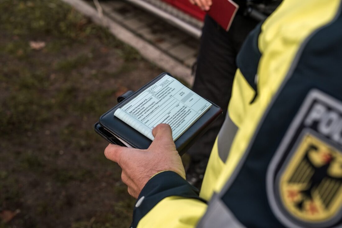 Luhe-Wildenau. Am 12. November 2025 gegen 16.45 Uhr baut ein 55-jähriger Lastwagenfahrer zwei Unfälle: erst prallt er gegen einen stehenden Lastwagen, dann fährt er über Hindernisse in eine Laterne. Schaden: 800 und 3.000 Euro.