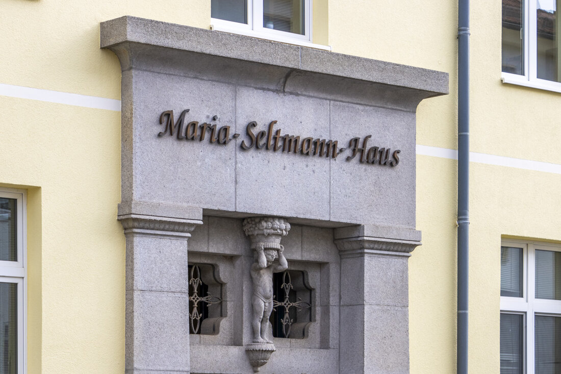 Weiden. Das Maria-Seltmann-Haus präsentiert sein neues Frühlings- und Sommerprogramm mit vielfältigen Aktivitäten wie Tanz, Sprachen, Gesundheit und speziellen Kursen für digitale Medien und Radfahrsicherheit. Highlights sind unter anderem Augenyoga und die "Kulturbus"-Fahrt zur Aufführung "Irrlichter".