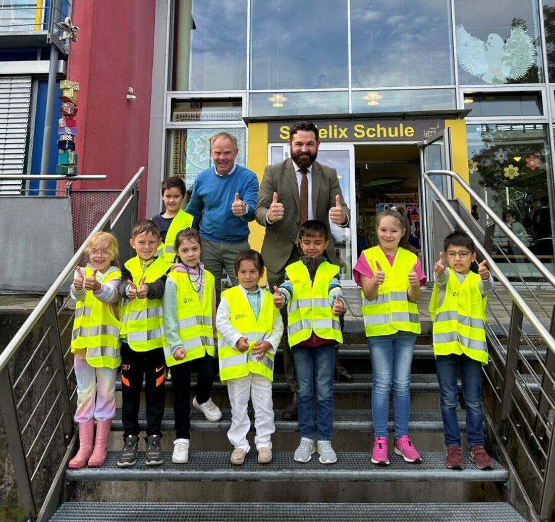 Neustadt. Zum Schulanfang verteilt Neustadt an der Waldnaab Warnwesten an Erstklässler, um ihre Sicherheit im Straßenverkehr zu erhöhen. Bürgermeister Giering appelliert auch an Autofahrer, im Herbst und Winter besonders aufmerksam zu sein.