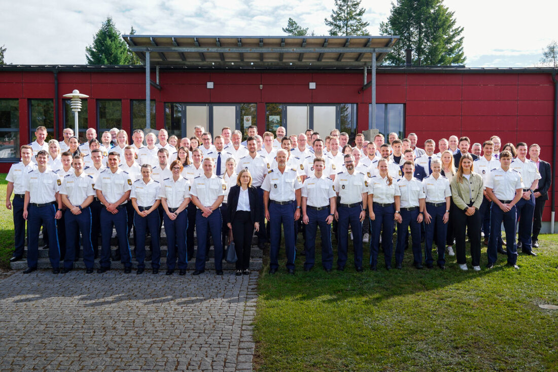 Nabburg. Polizeipräsident Thomas Schöniger begrüßte am 25. September 2024 83 neue Polizeibeamte und Angestellte in der Oberpfalz. Die Neuzugänge stärken die regionale Sicherheit und bringen frischen Elan in die Polizeiarbeit.
