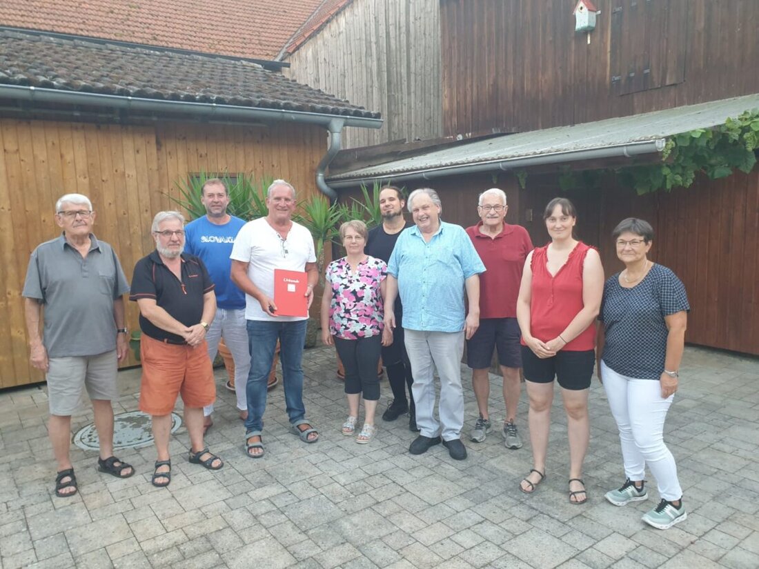 Vohenstrauß. Robert Mittelmeier wurde für seine 40-jährige Mitgliedschaft im SPD-Ortsverein Vohenstrauß geehrt, einschließlich einer Ehrenurkunde und der silbernen Ehrennadel.