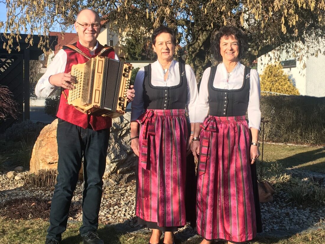 Neustadt. Die jährliche Dotschkirwa startet am 8. November 2024 mit traditioneller Musik und volkstümlicher Unterhaltung. Highlights sind Auftritte von "Josef Bäff Piendl" und der "Vöichtacher Rucksack-Musi".