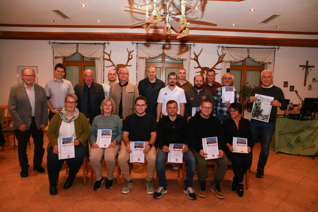 Haselmühl. Der Vorsitzende der Feuerwehr Florian Könner durfte rund 100 Mitglieder zum Kameradschaftsabend begrüßen.