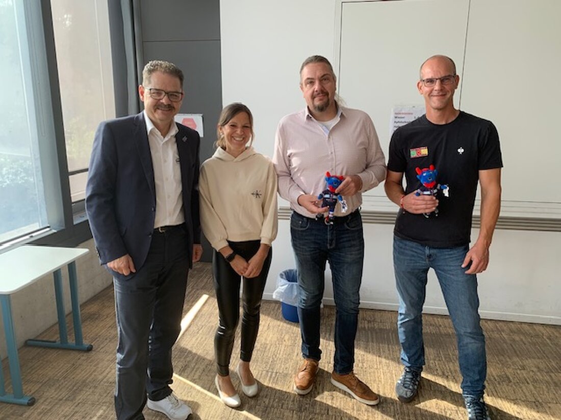 Weiden. Die Blue Devils Weiden begrüßen die neuen Fünftklässler der Pestalozzi-Mittelschule und unterstützen das Projekt „Schule ohne Rassismus“. Jeder Schüler erhielt einen Gutschein für ein Heimspiel.