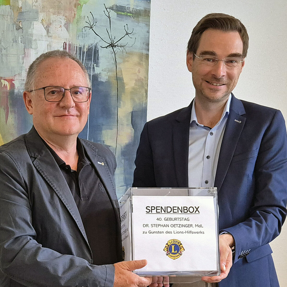 Weiden. Landtagsabgeordneter Dr. Stephan Oetzinger sammelt 2.800 Euro für das Lions-Hilfswerk anlässlich seines 40. Geburtstags. Die Spenden unterstützen bedürftige Familien und Alleinerziehende in der Region.