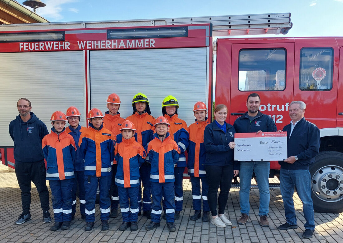 Weiherhammerer SPD-Urgestein Helmut Fastner verwendet die Geschenke anlässlich seines 80. Geburtstags für die Förderung der Jugendfeuerwehr