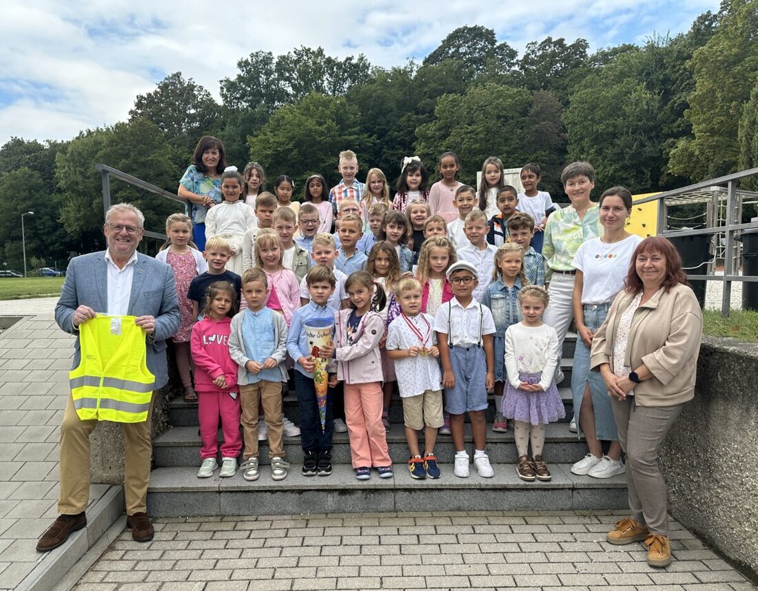 Schwandorf. Oberbürgermeister Feller begrüßte 37 Erstklässler in Schwandorf mit Fair-Trade-Schokolade und Warnwesten, um einen sicheren Schulweg zu fördern.