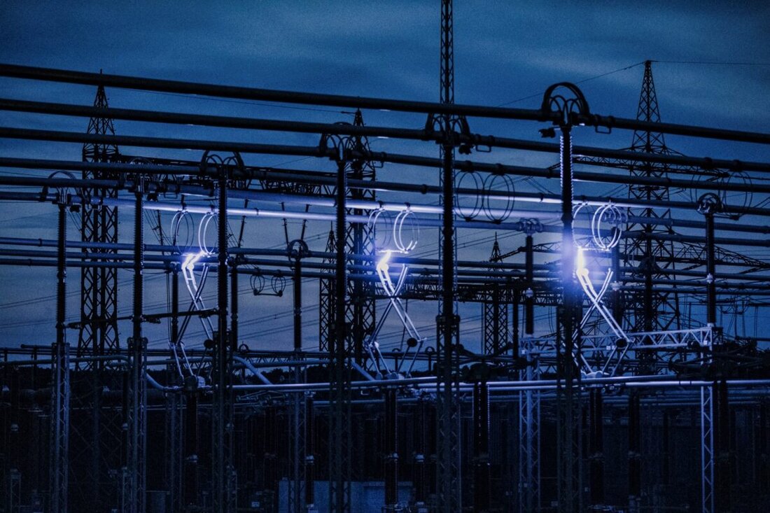 TenneT Germany warnt, dass der Ansturm auf Netzanschlüsse durch Batteriespeicher ohne Reformen den Zugang zum Stromnetz für wichtige Technologien blockieren könnte. Forderungen beinhalten transparente Priorisierungssysteme für Netzanschlüsse und effizientere Nutzung der Kapazitäten.