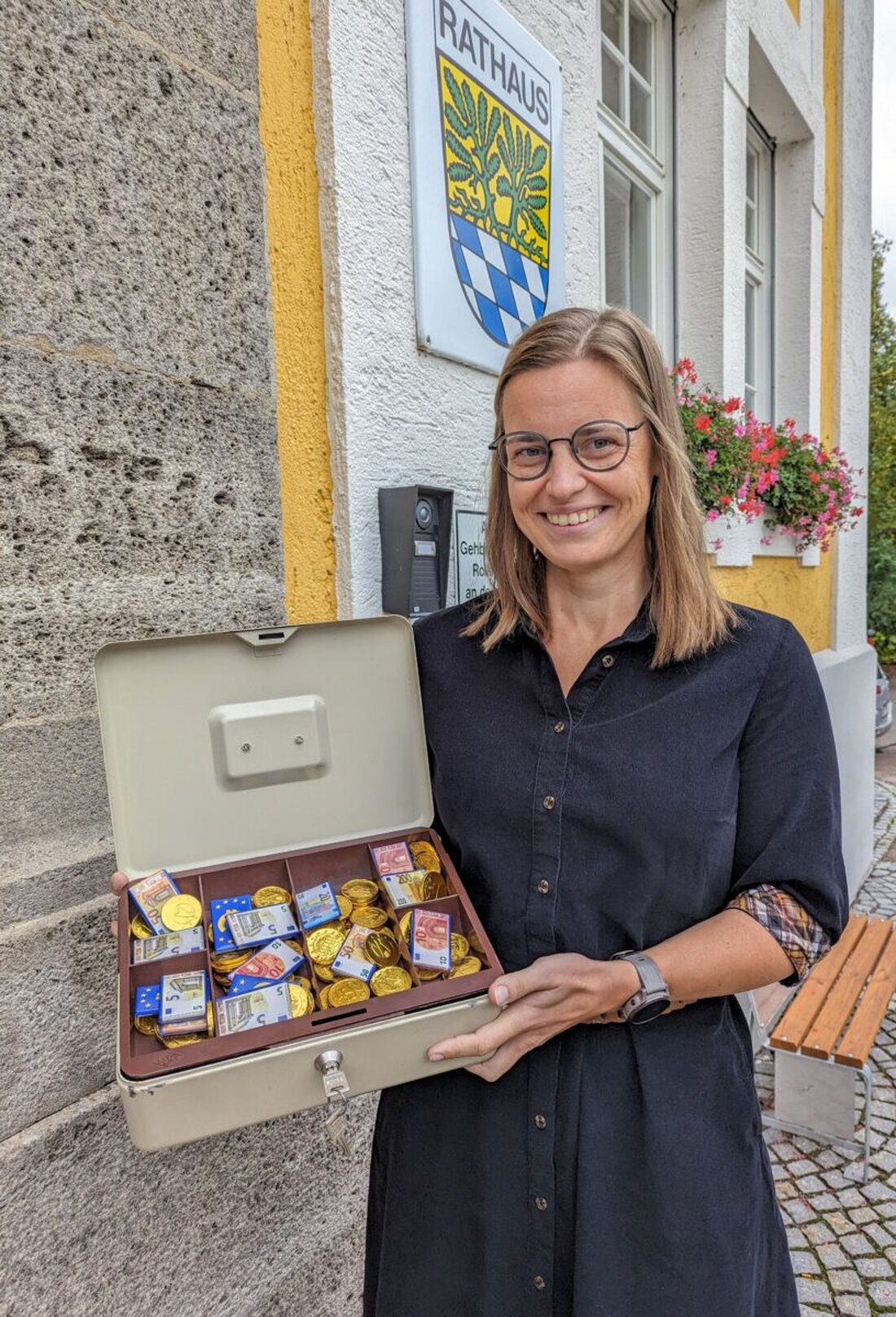 Nittenau. Katrin Schminke ist die neue Kämmerin und kümmert sich seit 1. August 2024 um die Finanzen. Unterstützung erhält sie dabei unter anderem vom Ersten Bürgermeister und einem sechsköpfigen Team.