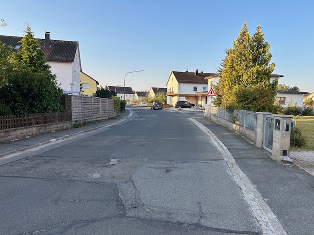 Weiherhammer. Der Bürgermeister Julian Kraus gab in der Gemeinderatssitzung Updates zu Infrastrukturprojekten und ermutigte zu persönlichem Austausch in der Bürgersprechstunde. Wasserrohrbruch repariert, Mobilfunkausbau für 2025 geplant und Pflasterauswahl für Dorferneuerung Kaltenbrunn diskutiert.