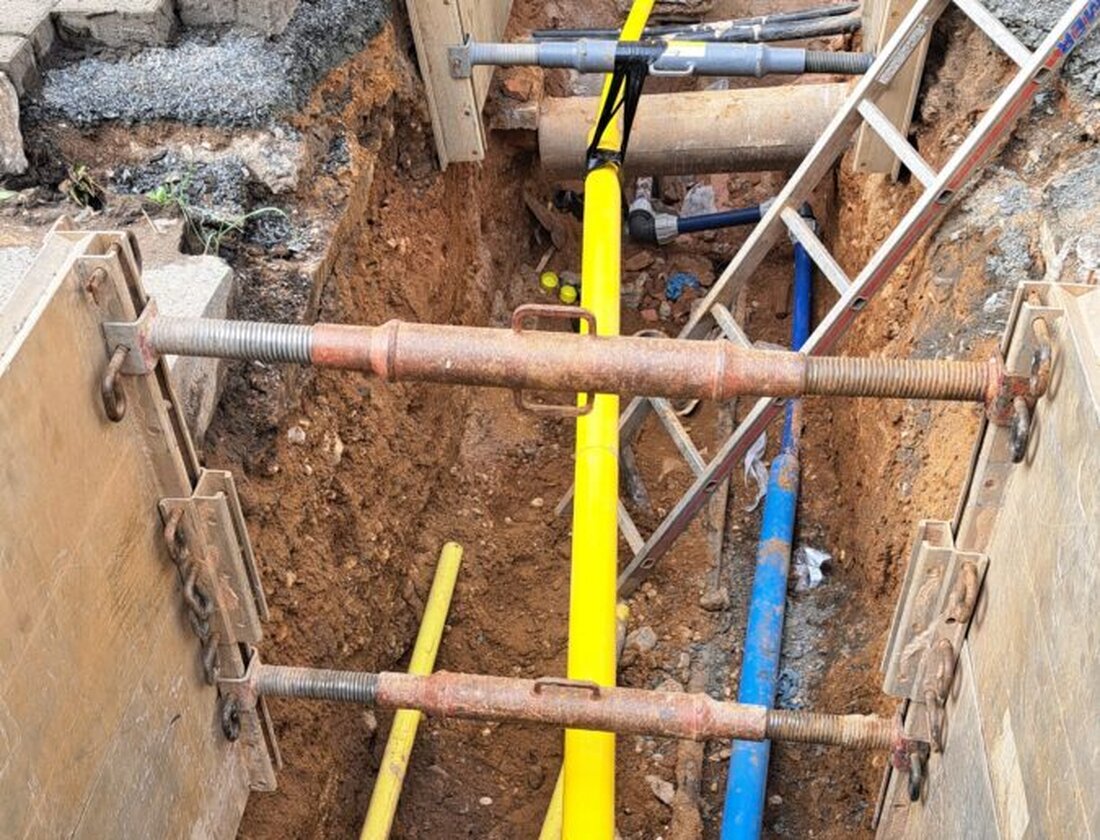 Weiden. Gas- und Wasserleitungsarbeiten am Rotkreuzplatz und der Prinz-Ludwig-Straße werden bald beendet, Verkehr fließt Mitte Oktober wieder.