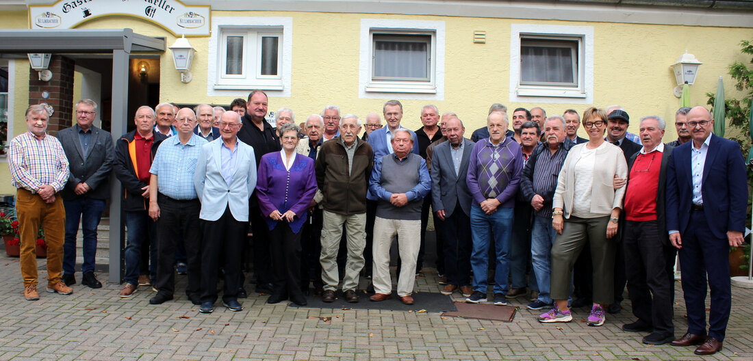Weiden. Jubilarehrung bei der Eisenbahn- und Verkehrsgewerkschaft (EVG): Ortsverbandsvorsitzender Achim Schraml, Stadträtin Sabine Zeidler und Festredner Harald Hammer skizzierten den solidarischen Einsatz gegen Niedriglohn, den Investitionsstau bei der Bahn und totalitäre politische Tendenzen.