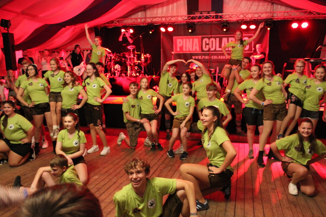 Weiherhammer. Die Zeltkirwa des Kirwavereins lockte am Wochenende zahlreiche Besucher mit Livemusik, Tanz und festlichem Gottesdienst. 