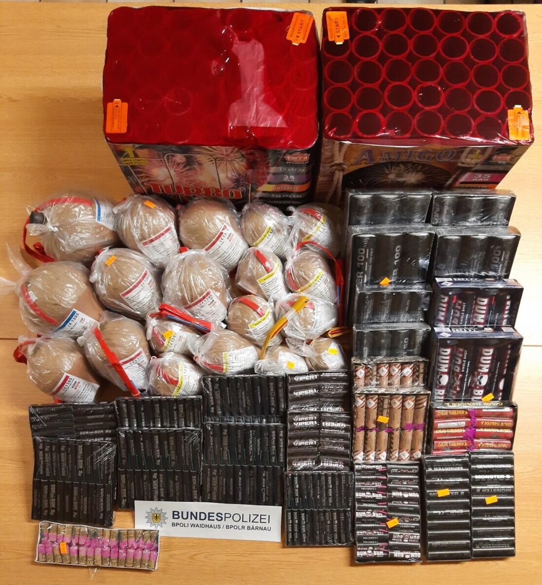 Waidhaus. Die Bundespolizei stellt in Waldsassen 42 Kilogramm illegal eingeführte Pyrotechnik in einem Auto sicher.