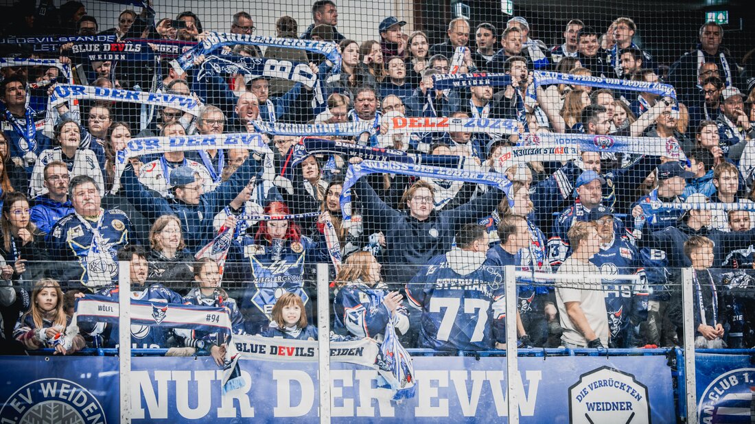 Weiden. Für das Spiel der Blue Devils gegen Landshut am Freitag sind noch 445 Tickets verfügbar, Barzahlung erforderlich. Jeder Stadionbesuch unterstützt finanziell die Blue Devils, nachdem der Hauptsponsor zurückgezogen ist.