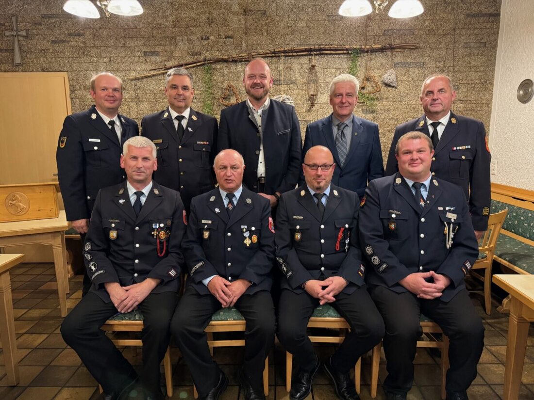 Floß. Vier Feuerwehrkameraden wurden für ihren langjährigen Dienst ausgezeichnet, wobei Siegfried Schell nach 50 Jahren offiziell verabschiedet wurde. Landrat Andreas Meier kritisierte zunehmende Aggressivität gegen Einsatzkräfte.