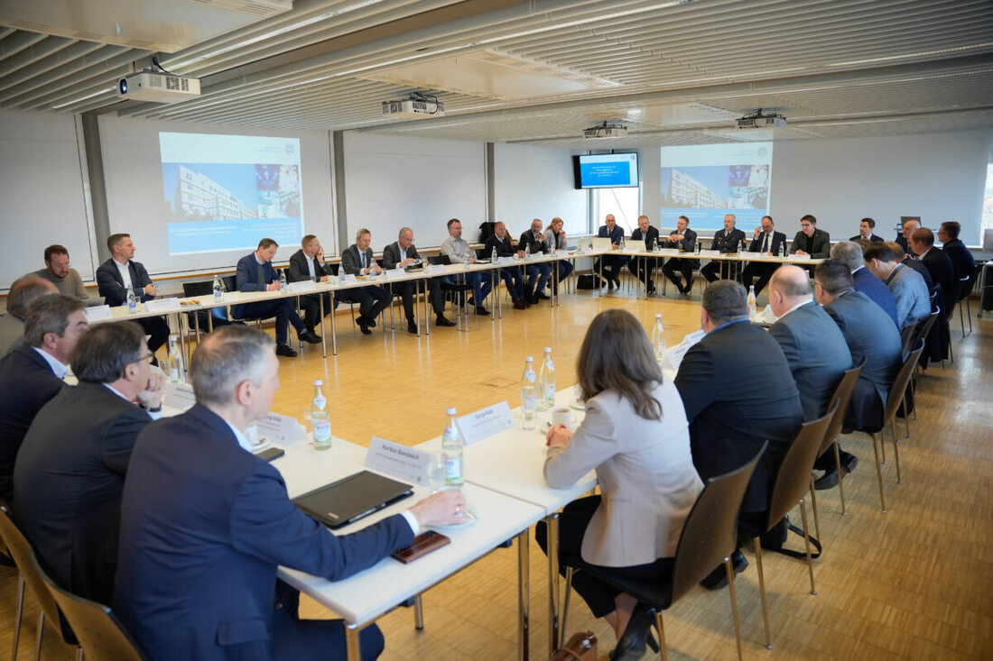 Regensburg. Bei einem Treffen im Polizeipräsidium Oberpfalz wurden Strategien gegen Geldautomatensprengungen und Callcenter-Betrug diskutiert. Polizei und Banken betonen die Wichtigkeit der gemeinsamen Präventionsmaßnahmen.