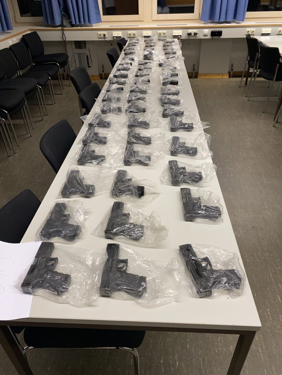 Schmidgaden. Bei einer Autobahnkontrolle auf der A6 stellte die Polizei über 100 Pistolen sicher, zwei Männer wurden festgenommen.