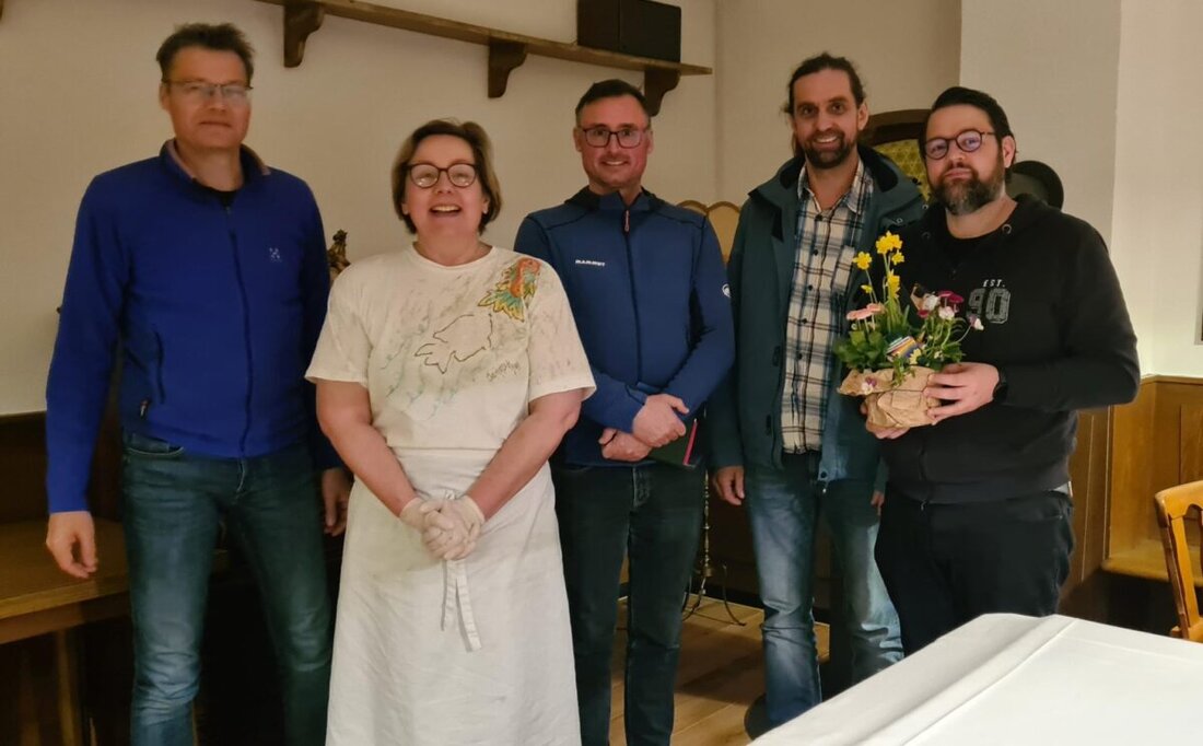 Erbendorf. Zur Eröffnung des "Roten Ross" in Erbendorf gratuliert der Co-Sprecher der Grünen, Fabian Keppler-Stobrawe. In der Gastwirtschaft diskutierte seine Partei  die Gewerbegebietserweiterung.