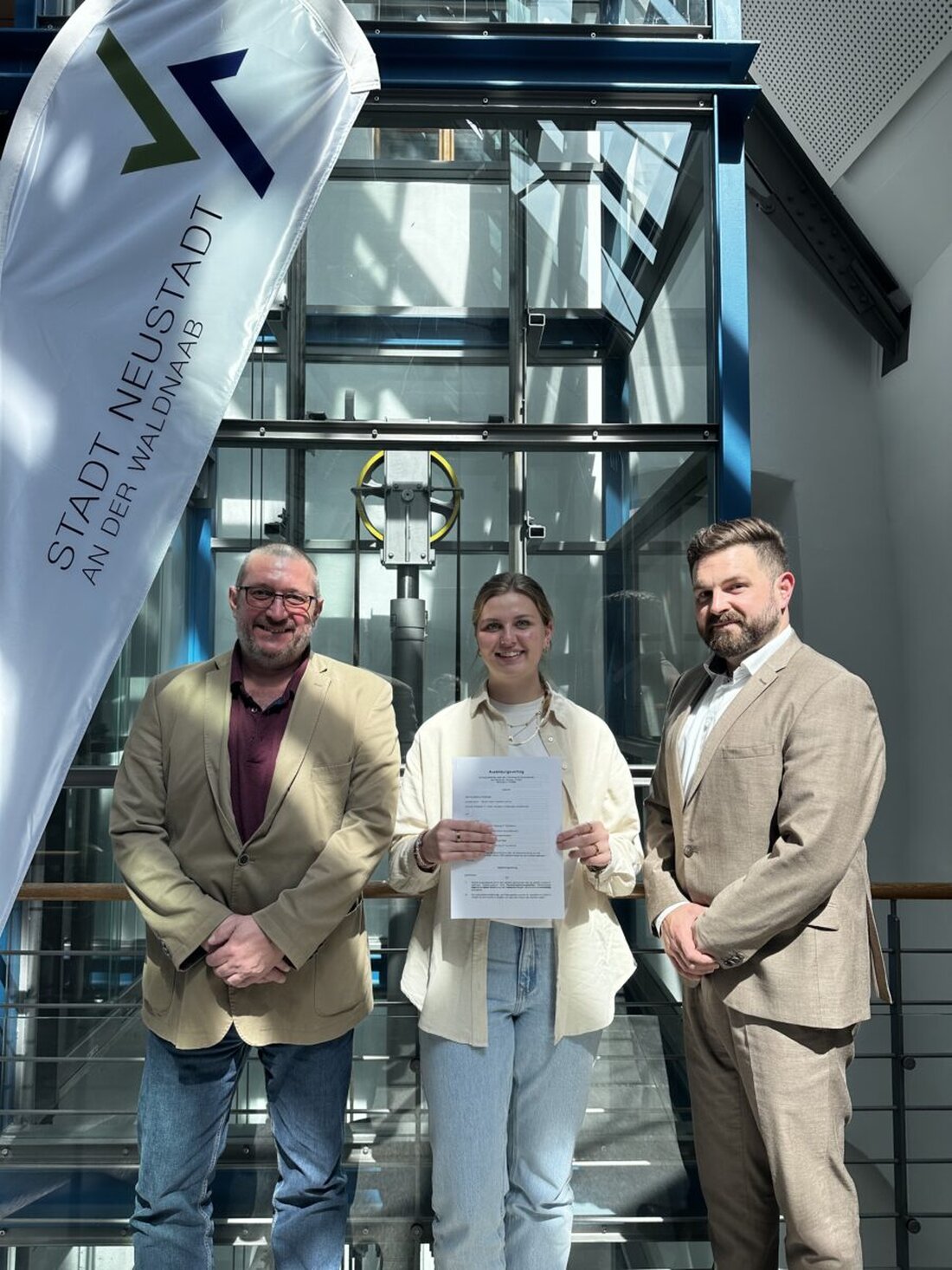 Neustadt/WN. Die Stadt ist wieder Ausbildungsbetrieb - erstmals seit 14 Jahren. Mit Elena Riebl, die im September ihre Ausbildung zur Verwaltungsfachangestellten beginnt, setzt die Stadt ein klares Zeichen: für eigenen Nachwuchs, für langfristige Fachkräftesicherung - und für eine zukunftsfähige Verwaltung