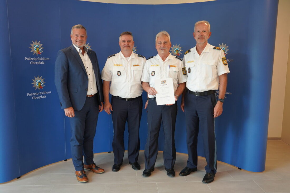 Eschenbach. Das Polizeipräsidium Oberpfalz verabschiedete am Mittwoch den ehemaligen Dienststellenleiter der Polizeiinspektion Eschenbach, Ersten Polizeihauptkommissar Werner Stopfer. Zugleich führte es seinen Nachfolger, Polizeihauptkommissar Thorsten Fiebiger, in sein Amt ein.