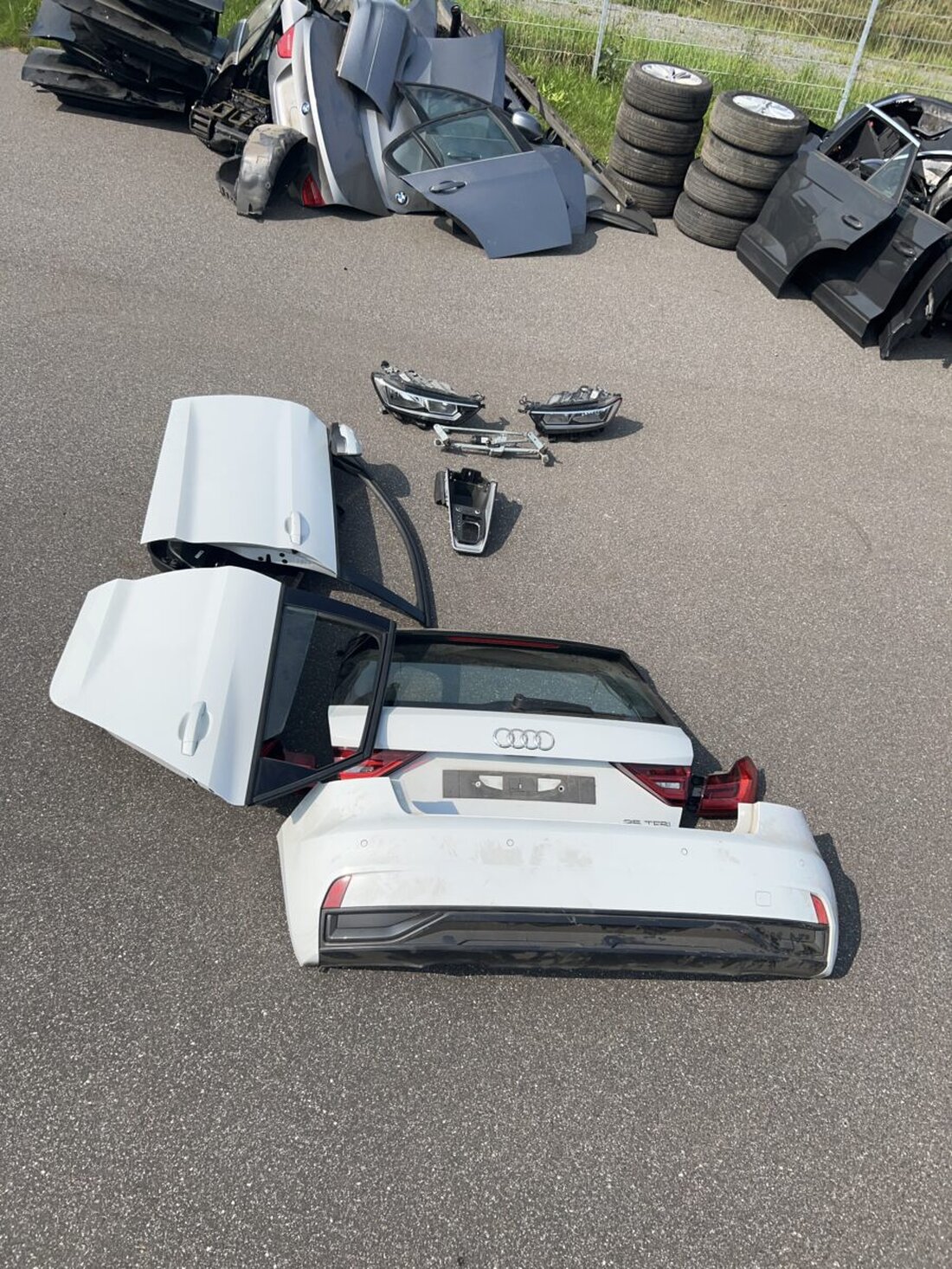 Pleystein. Schleierfahnder der Grenzpolizei haben am Mittwoch einen Kleintransporter von der A6 geholt. Ein Volltreffer: Im Laderaum befanden sich Teile von fünf in Frankreich gestohlenen Autos, darunter zwei BMW und ein Mercedes.