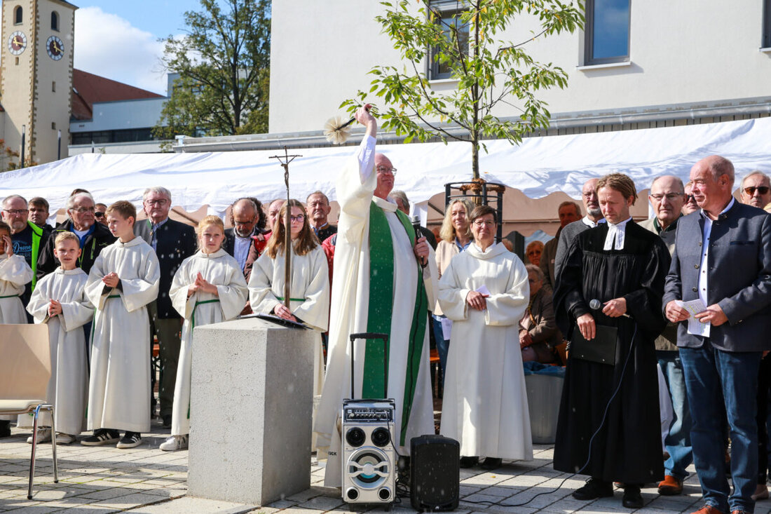 Kümmersbruck. Der Ort hat ein neues Herzstück: Mit der feierlichen Einweihung des neu gestalteten Dorfplatzes und des aufgewerteten Kirchenumfelds wurde ein städtebauliches Projekt abgeschlossen, das bereits vor mehr als anderthalb Jahrzehnten seinen Anfang nahm.
