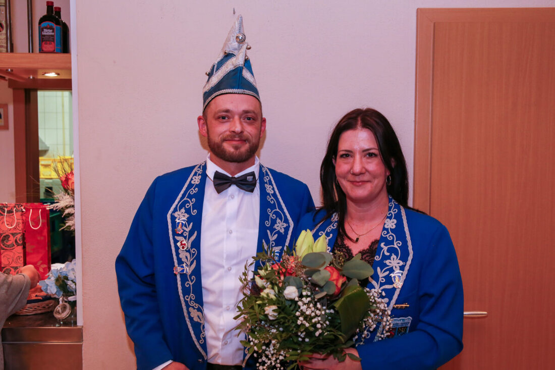 Kümmersbruck. Mit einer festlichen und zugleich stimmungsvollen Veranstaltung startete die Narrhalla Haselmühl-Amberg-Kümmersbruck in die neue Faschingssaison. 