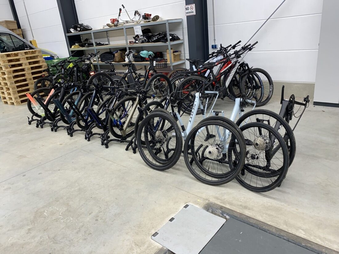 Pleystein. Am 23. November 2025 stoppten Schleierfahnder gegen fünf Uhr auf der Autobahn A6 einen Kleintransporter. Hinter Sperrmüll fanden sie zehn hochwertige Rennräder, wohl in Frankreich gestohlen; die Kripo Weiden ermittelt.