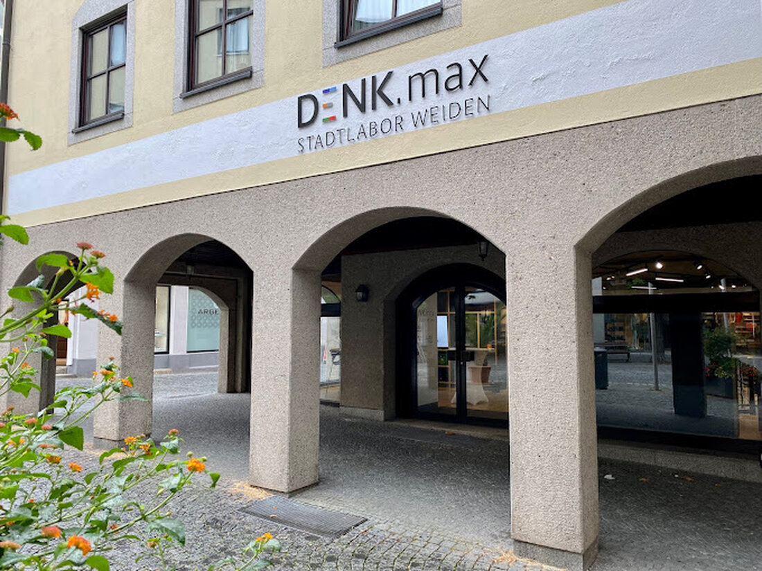 Weiden. Vom 25. August bis 29. August 2025 findet im Stadtlabor DENK.max ein kostenloses Ferienprogramm zu digitalen Innovationen wie 3D-Druck und KI statt.