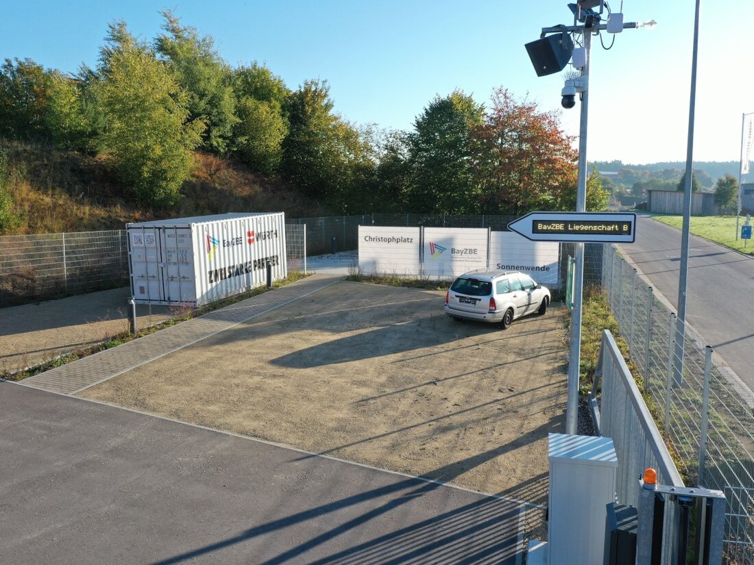 Windischeschenbach. Das BayZBE rüstet sein Trainingszentrum mit einem modularen, extrem leuchtstarken LED-Wegweisersystem von microSYST aus. Echtzeit-Steuerung, robuste Technik und flexible Inhalte sorgen für klare Orientierung.